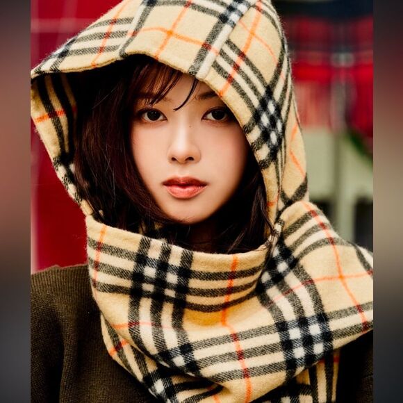 Burberry Reversible cashmere & wool blend scarf- New with Tag - Picture 9 of 9